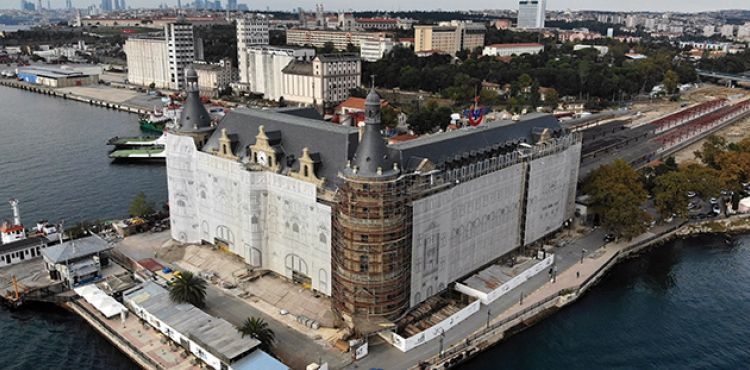 Haydarpaşa Garı'nın simgesi olan saat yerine monte edildi