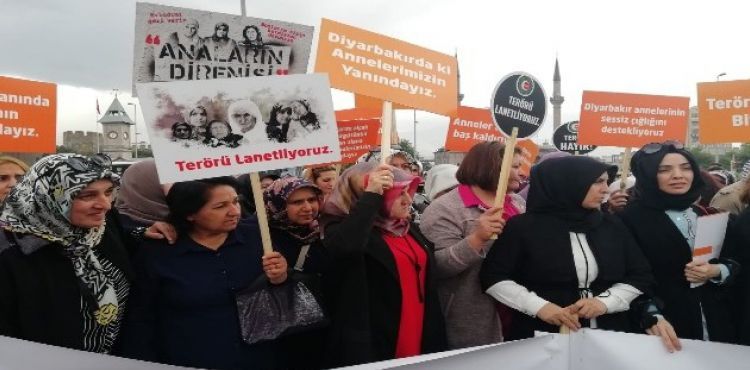 ”Tarih teröre meydan okuyan anneleri saygı ile yazacaktır”