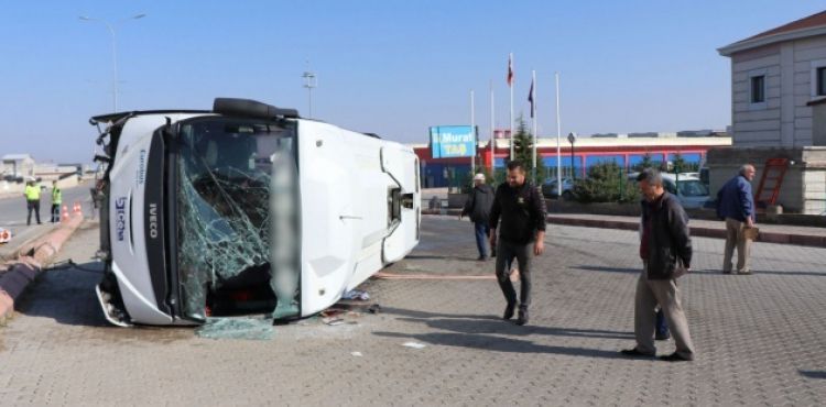 Sürücüsünün kalp krizi geçirdiği işçi servisi yan yattı: 10 yaralı
