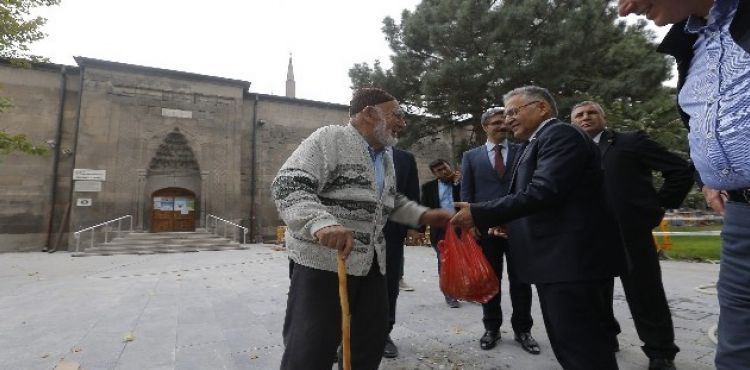 Başkan Büyükkılıç, Hunat Camii çevresinde yapılan çalışmaları inceledi