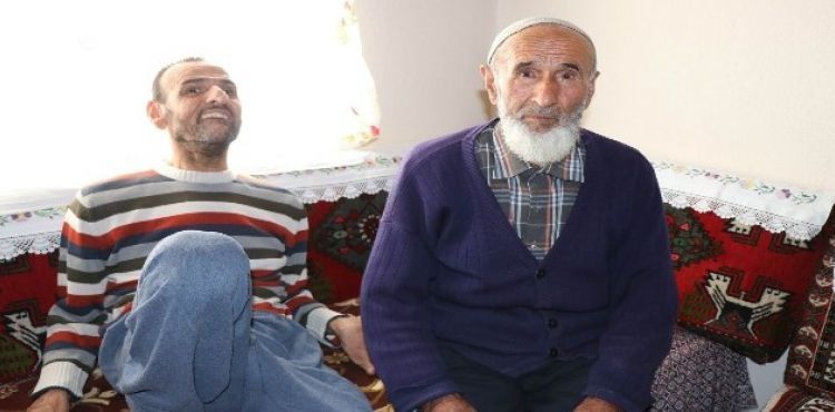 53 yıldır engelli oğluna bakan Emin amca, devlet başka ülkelere muhtaç olmasın diye engelli maaşı almamış