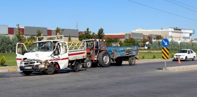 Kamyonetler çarpıştı: 1 yaralı