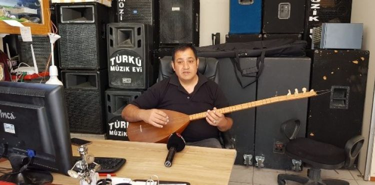 Türkiye'ye saz çalmayı internet üzerinden öğretiyor