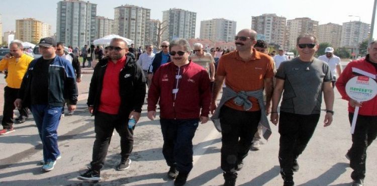 Dünya Yürüyüş Günü etkinliğinde yüzlerce kişi yürüdü