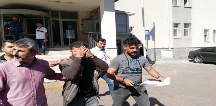Aranan şahıs yakalanmamak için evine kadın kıyafetiyle girip çıkmış