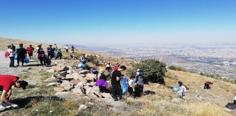 Öğrenciler 85 torba çöp topladı