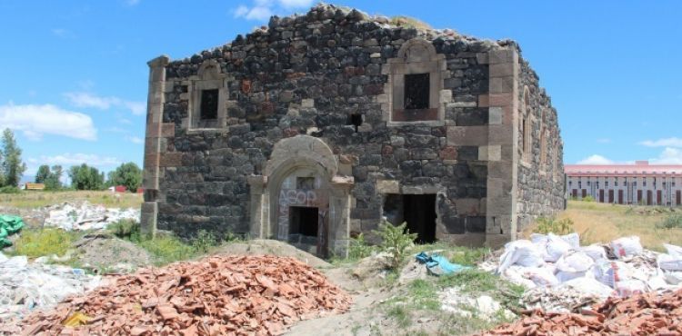 Defineciler 2500 rakımdaki kaleyi bile kazdılar