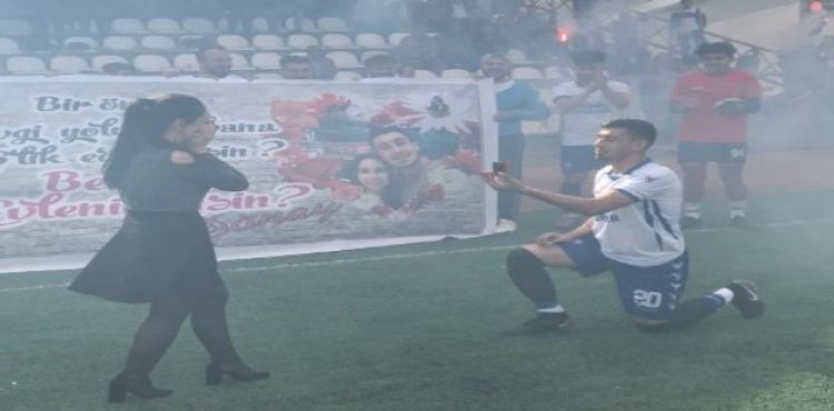 Amatör Futbolcudan Yeşil Sahada Evlenme Teklifi