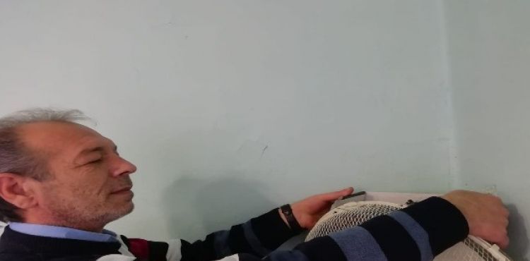 Kayserili berber iş yerinde kuşlara yuva yaptı