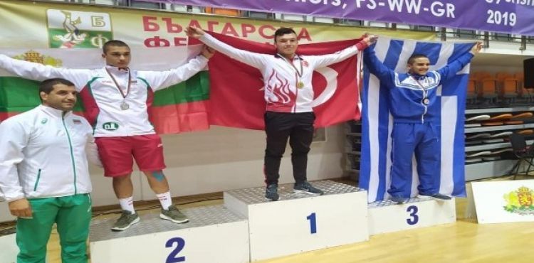 Güreşçilerden 1 altın, 1 gümüş madalya