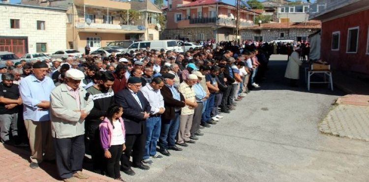 Kayseri'de eşinin öldürdüğü kadın toprağa verildi