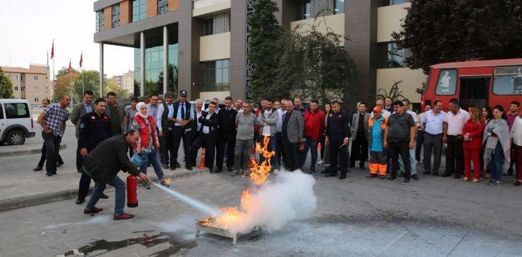 BELEDİYE PERSONELLERİNE YANGIN EĞİTİMİ