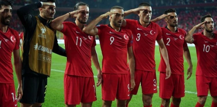 UEFA, millilerin asker selamını incelemeye aldı