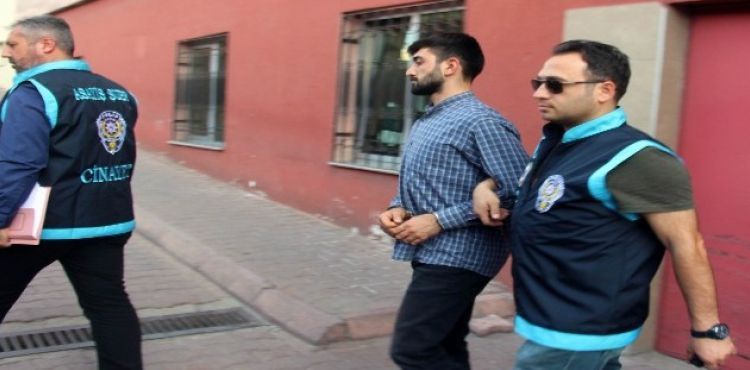 Cinayet şüphelisi adliyeye çıkarıldı