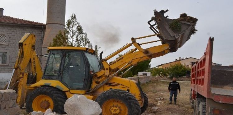 Yumru Kaya Cami'nde peyzaj düzenlemesi yapılıyor