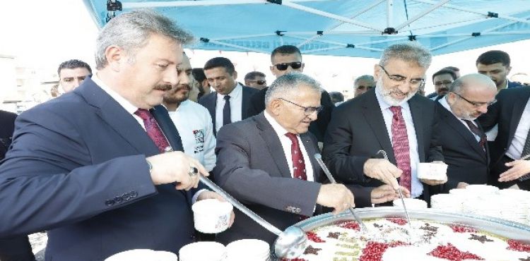 Bakan Bykkl, Mimarsinan'da cami alna, ldem'de caminin temel atma trenine katld