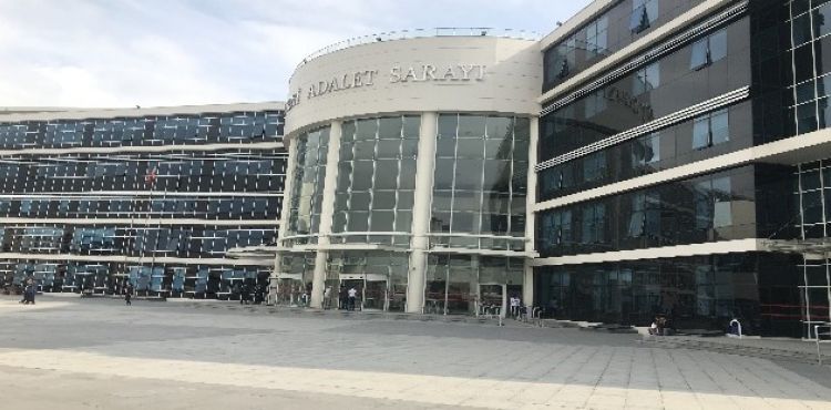 Boşanma davasında damat ile kayınbaba yumruklaştı