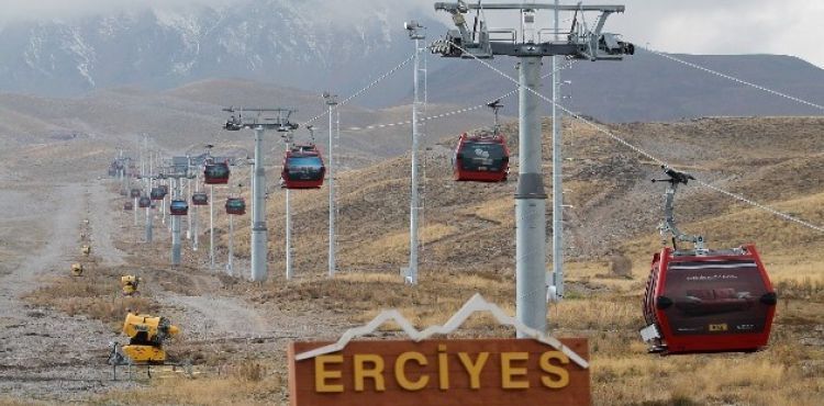 Erciyes'te karlama makineleri pistlerdeki yerini aldı
