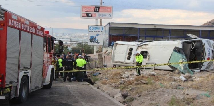 Direksiyon hakimiyeti kaybolan işçi servisi takla attı: 23 yaralı