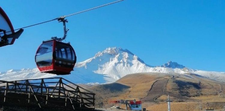 Erciyes Dağı'na mevsimin 4. kar yağışı oldu