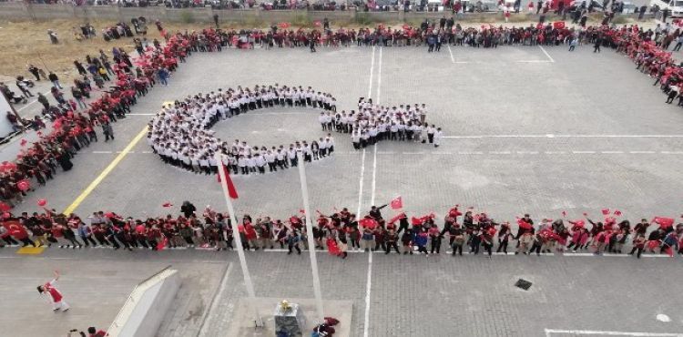 Ortaokulu öğrencilerinden muhteşem koreografiler