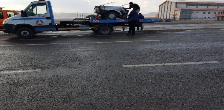 Tırın çarptığı otomobil 2'ye bölündü: 1 ölü