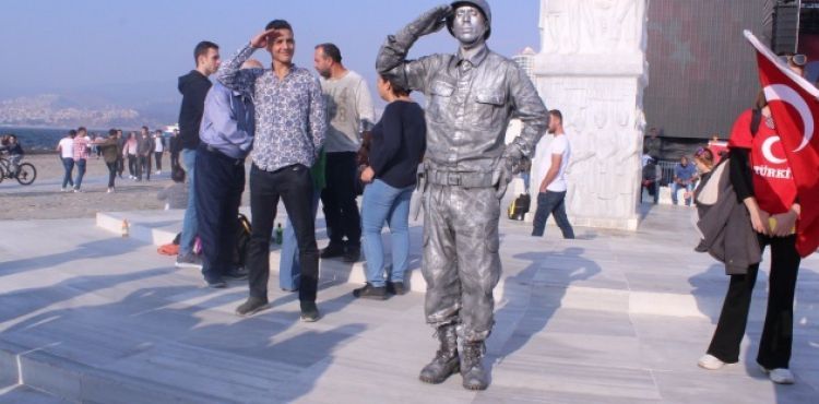 Canlı mı heykel mi şaşırdılar: Canlı heykel 22 saati geride bıraktı