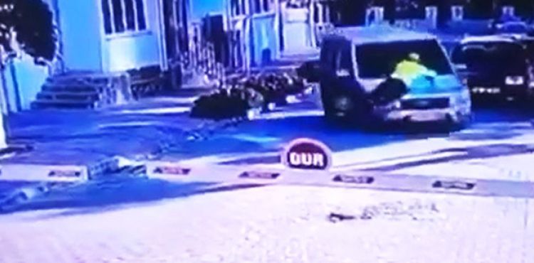 Polisin araç kaportasında sürüklendiği anların görüntüsü ortaya çıktı