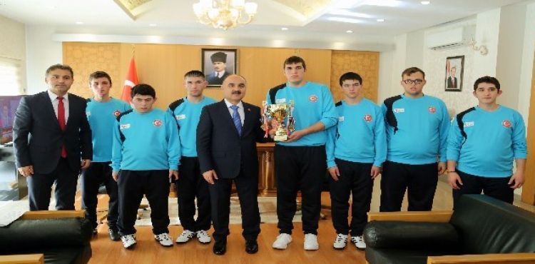 Şampiyon Sporculardan Vali Günaydın'a Ziyaret