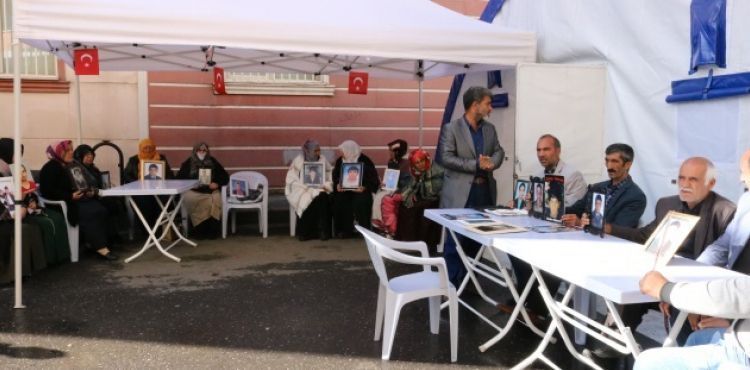 HDP önündeki ailelerin evlat nöbeti 61'inci gününde