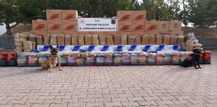 Kargo aracındaki milyonluk tütün sevkiyatını jandarma önledi