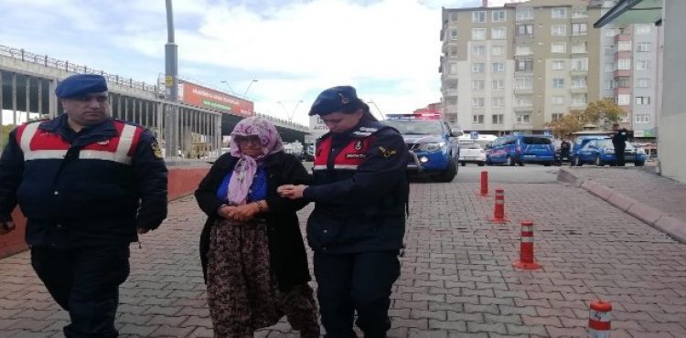 Yaşlı çift, 22 kilo esrarla yakalandı