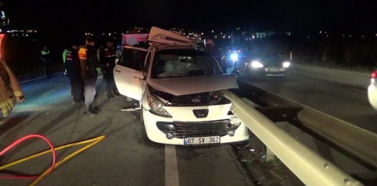 Otomobil bariyere ok gibi saplandı: 2 ölü, 3 yaralı