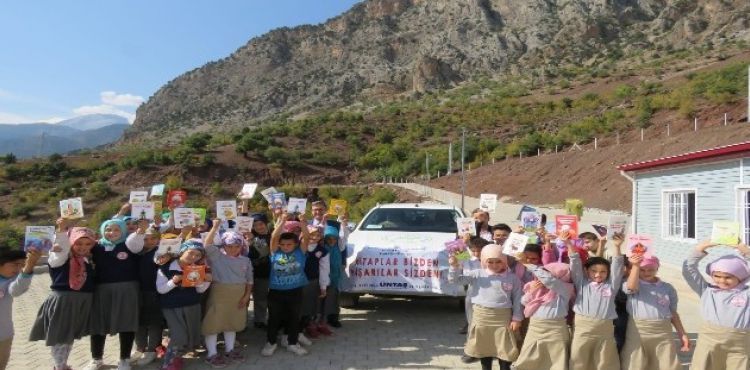 Aladağlar Milli Parkı'nda kitap dağıtımı
