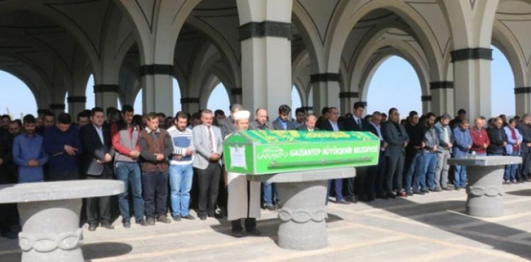 Çikolata fabrikasında ölen genç toprağa verildi