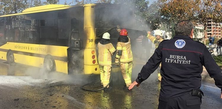 Bursa'da korku dolu dakikalar! Belediye otobs alev ald, o anlar kameralara yansd