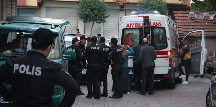 Zeytinburnu'nda cinnet getiren baba dehşet saçtı; 3 yaralı