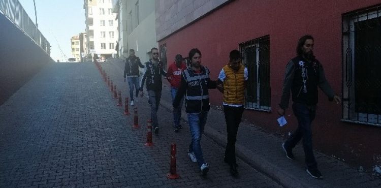 Uyuşturucu tacirleri kovalamaca sonucu yakalandı: 3 gözaltı