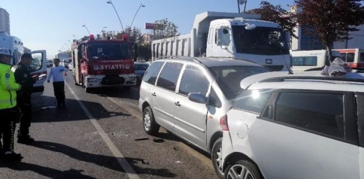 Kayseri'de 4 aracın karıştığı zincirleme trafik kazası: 5 yaralı