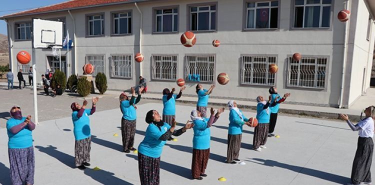 Şalvarlı kadınlar hayatlarında ilk kez basketbol oynadı