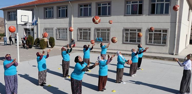 alvarl kadnlar hayatlarnda ilk kez basketbol oynad