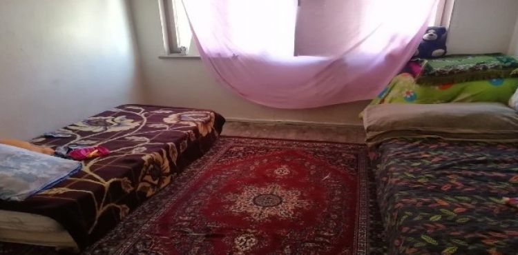 Harabe evde yaşayan Filistinli aile yardım bekliyor.