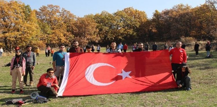 Doğaseverler Atatürk anısına fidan dikti.