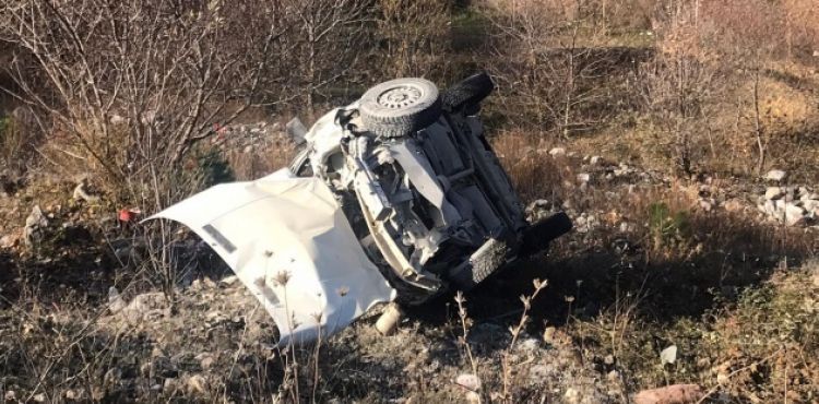 Direksiyon başında uyuyan sürücü, otomobiliyle şarampole uçtu