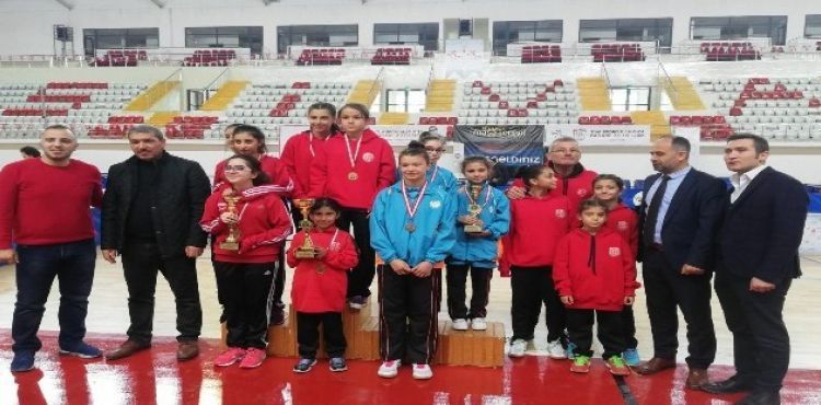 Kocasinan Masa Tenisi Takımı Sivas'tan derecelerle Döndü