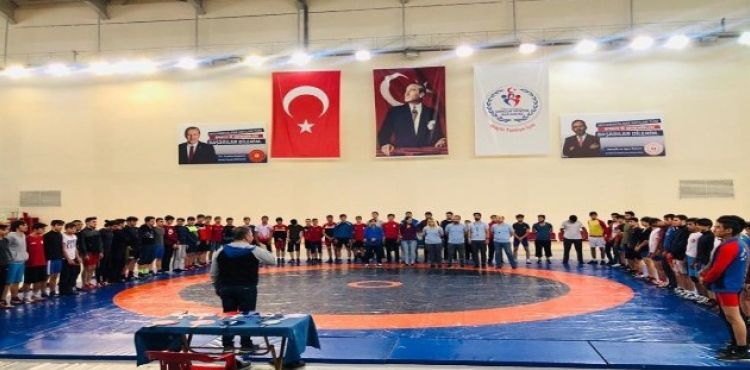 Pehlivanlar Ata'ya saygı için mindere çıktı