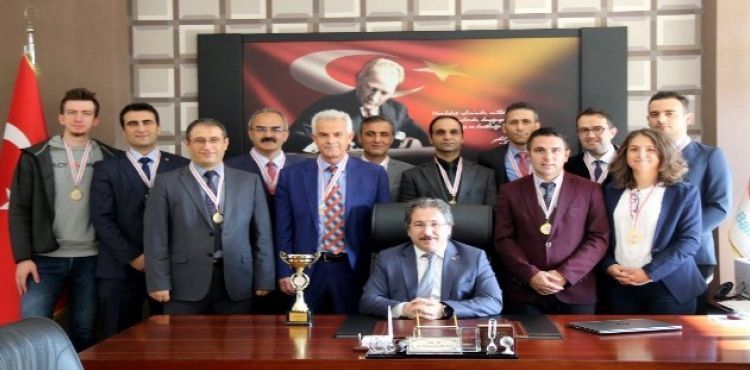 İl Sağlık Müdürü Benli, Başarıyı Madalya ile Tebrik Etti