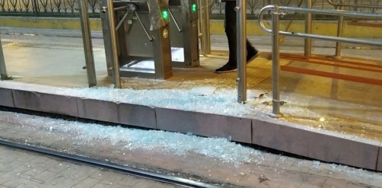 Beyoğlu'nda 7 yaşındaki çocuk tramvay ile peron arasına sıkıştı