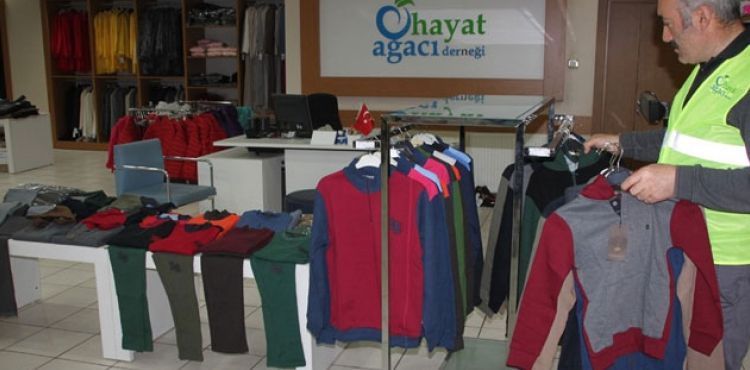 Bir kamyon dolusu çocuk kıyafeti bağışladı