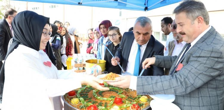BAŞKAN PALANCIOĞLU, ÖĞRENCİLERİN PİLAV ŞENLİĞİNE KATILDI